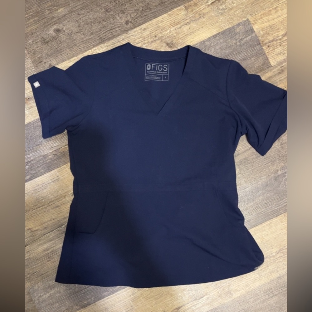 S FIGS SCRUB TOP